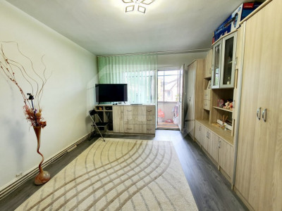 Apartament cu 3 camere, decomandat, etaj intermediar, zona Aurel Vlaicu