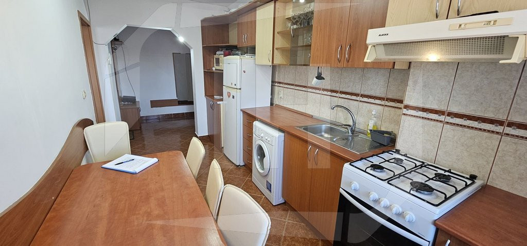 Apartament 3 camere decomandat cu 2 bai, zona Bld Primaverii
