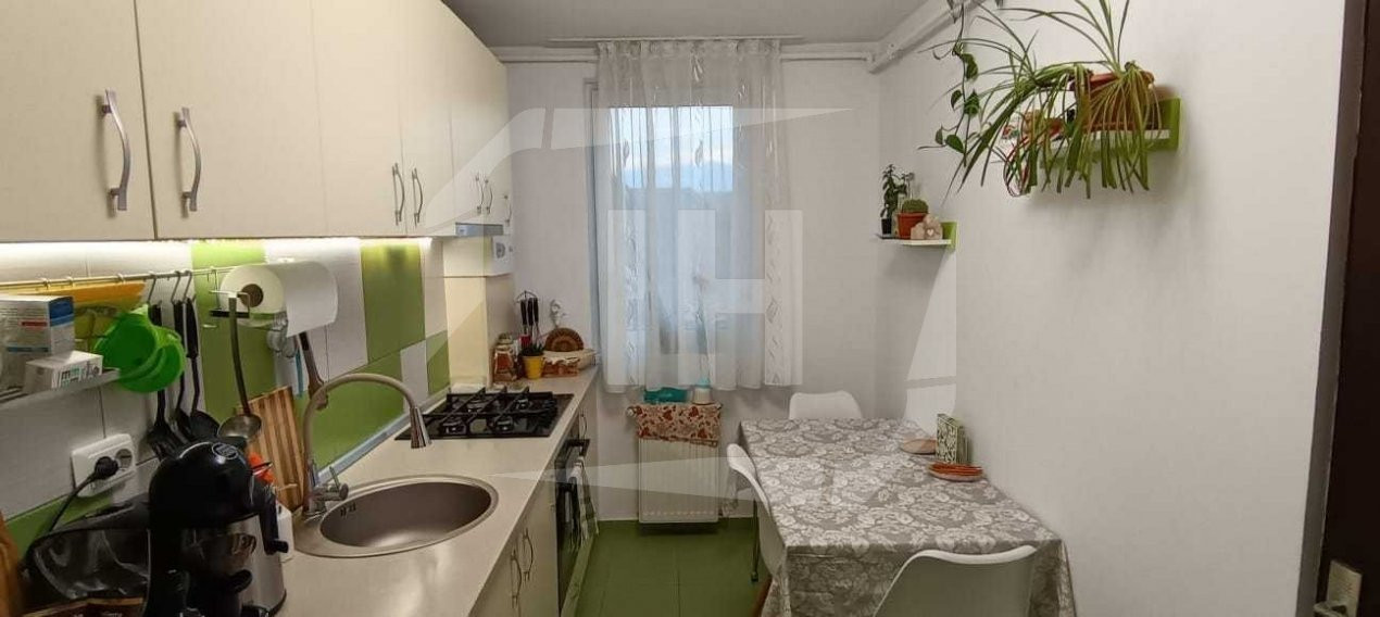 Apartament 3 camere, parcare, zona Regal