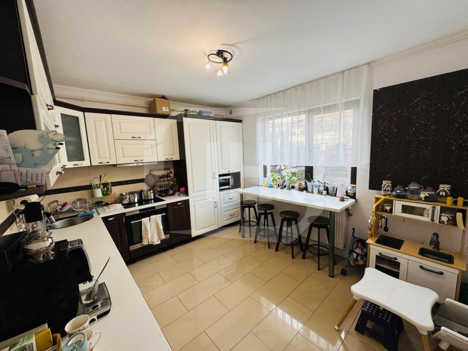Casa cu 5 camere, la cheie, garaj, Dambul Rotund