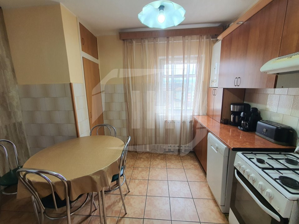 Apartament cu 4 camere, decomandat, zona The Office