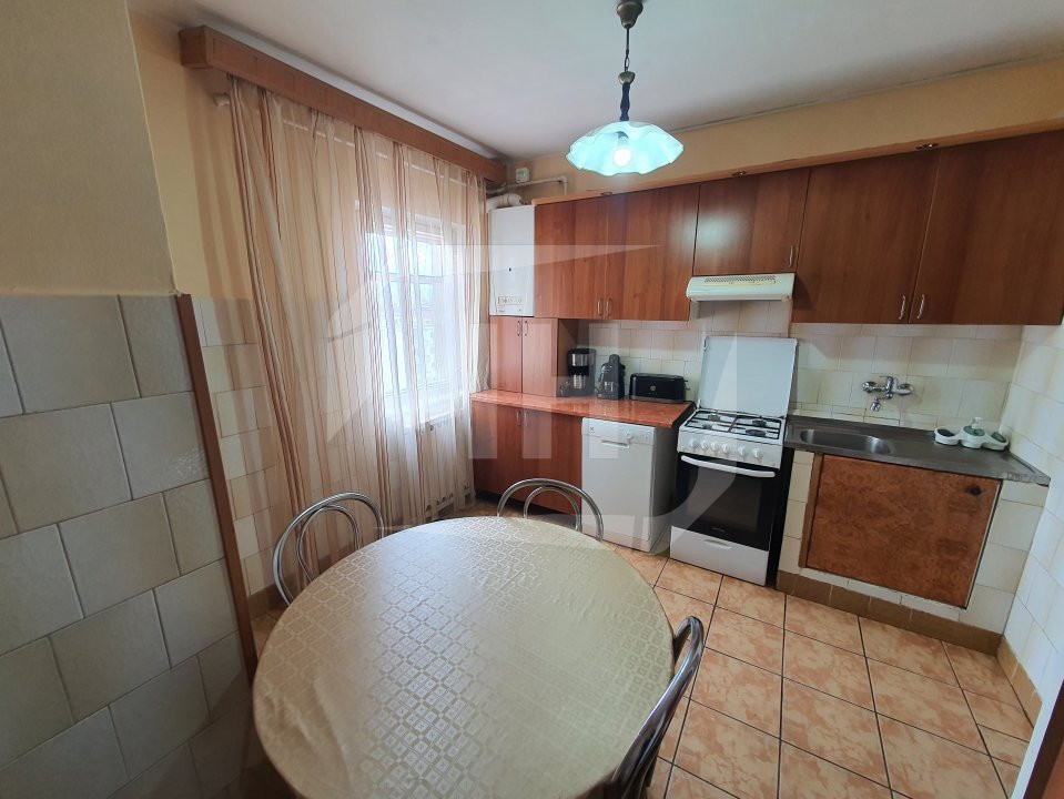 Apartament cu 4 camere, decomandat, zona The Office