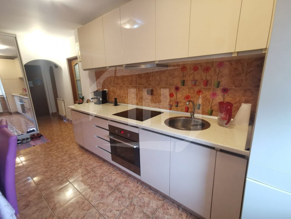 Apartament 3 camere, etaj 1, decomandat, Iulius Mall