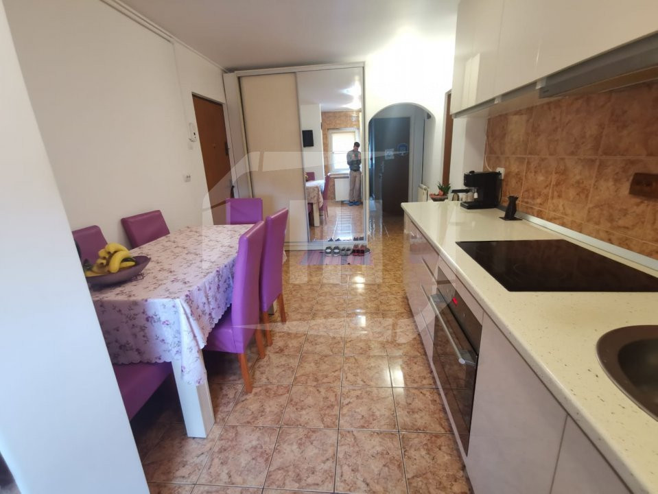 Apartament 3 camere, etaj 1, decomandat, Iulius Mall