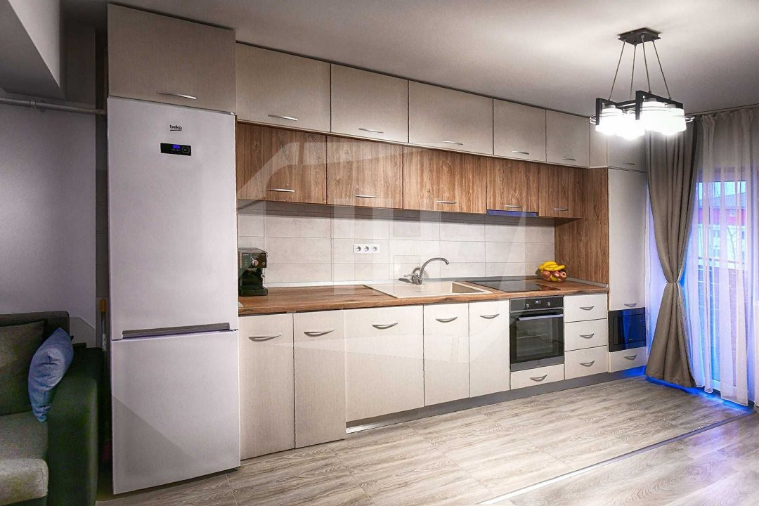 Apartament cu 3 camere, 2 parcari, zona Petrom