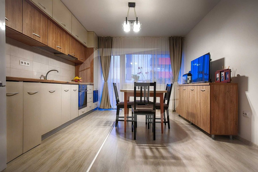 Apartament cu 3 camere, 2 parcari, zona Petrom
