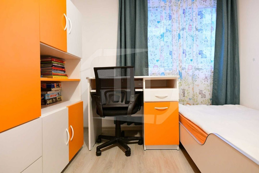 Apartament cu 3 camere, 2 parcari, zona Petrom