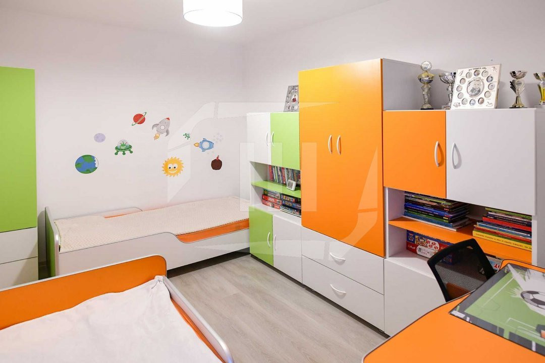 Apartament cu 3 camere, 2 parcari, zona Petrom