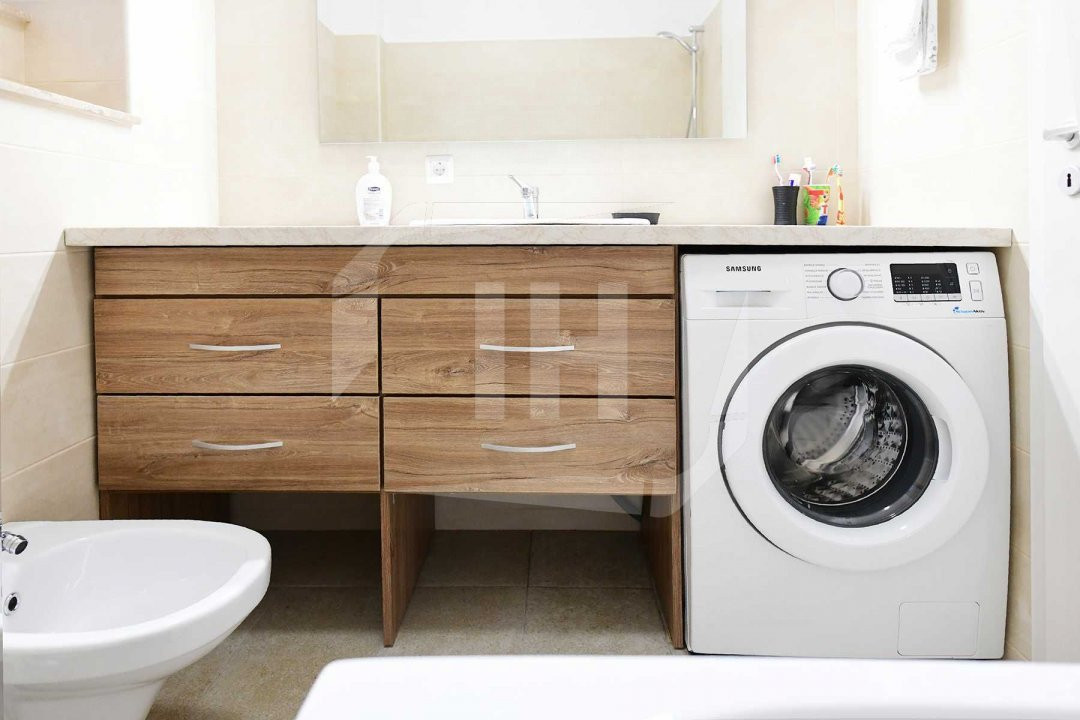 Apartament cu 3 camere, 2 parcari, zona Petrom