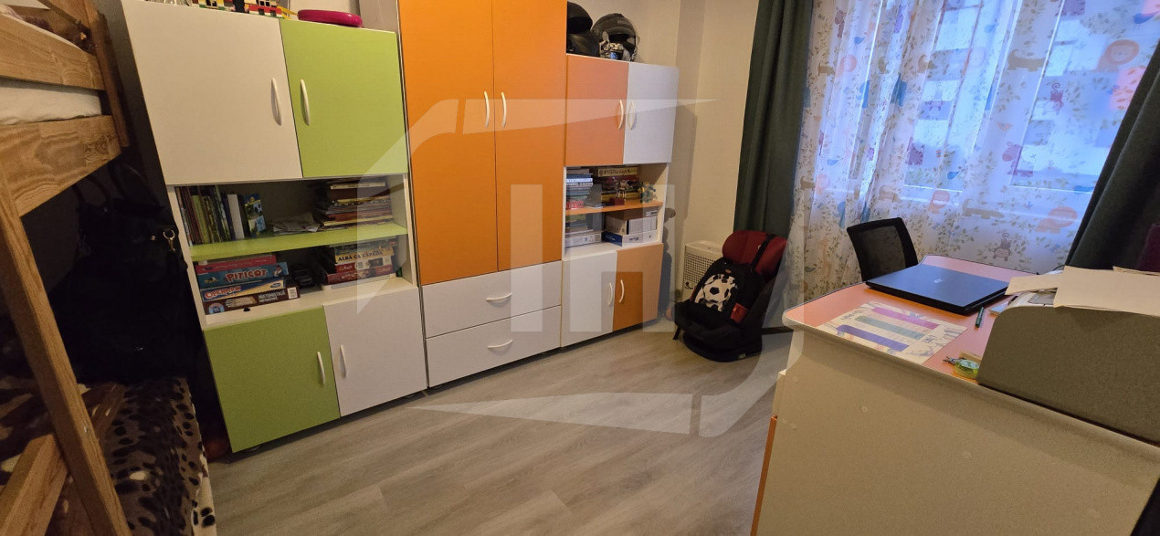 Apartament cu 3 camere, 2 parcari si boxa, zona Petrom