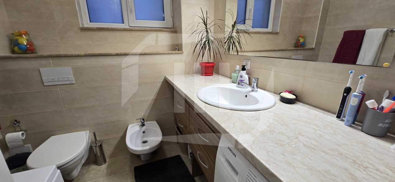 Apartament cu 3 camere, 2 parcari si boxa, zona Petrom