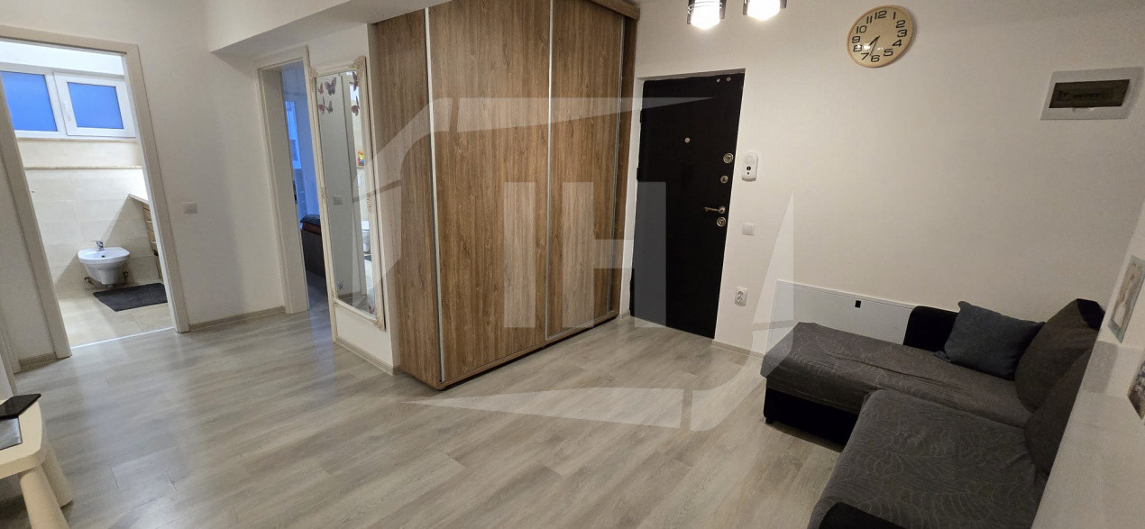 Apartament cu 3 camere, 2 parcari si boxa, zona Petrom