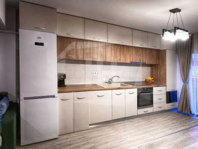 Apartament cu 3 camere, 2 parcari, zona Petrom