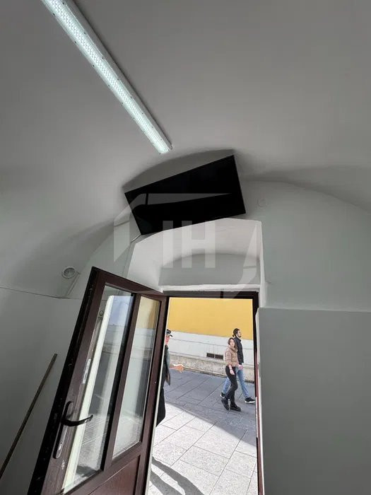 Spatiu comercial, 6mp, parter, acces stradal, Eroilor