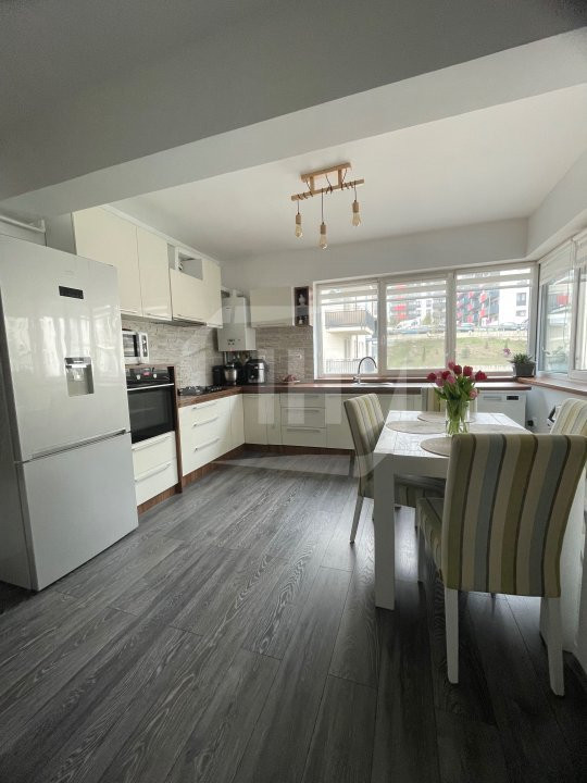 Apartament 3 camere, parcare, zona Petrom