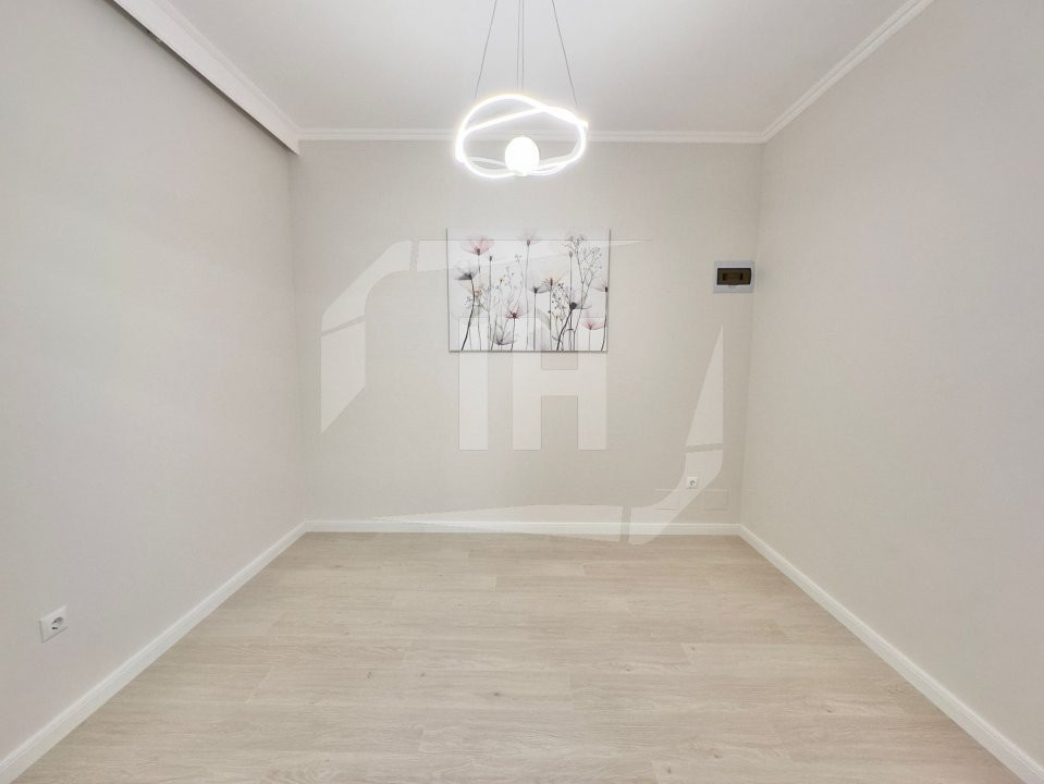 Apartament cu 3 camere, parcare, zona Eroilor