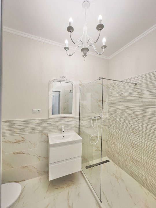 Apartament cu 3 camere, parcare, zona Eroilor