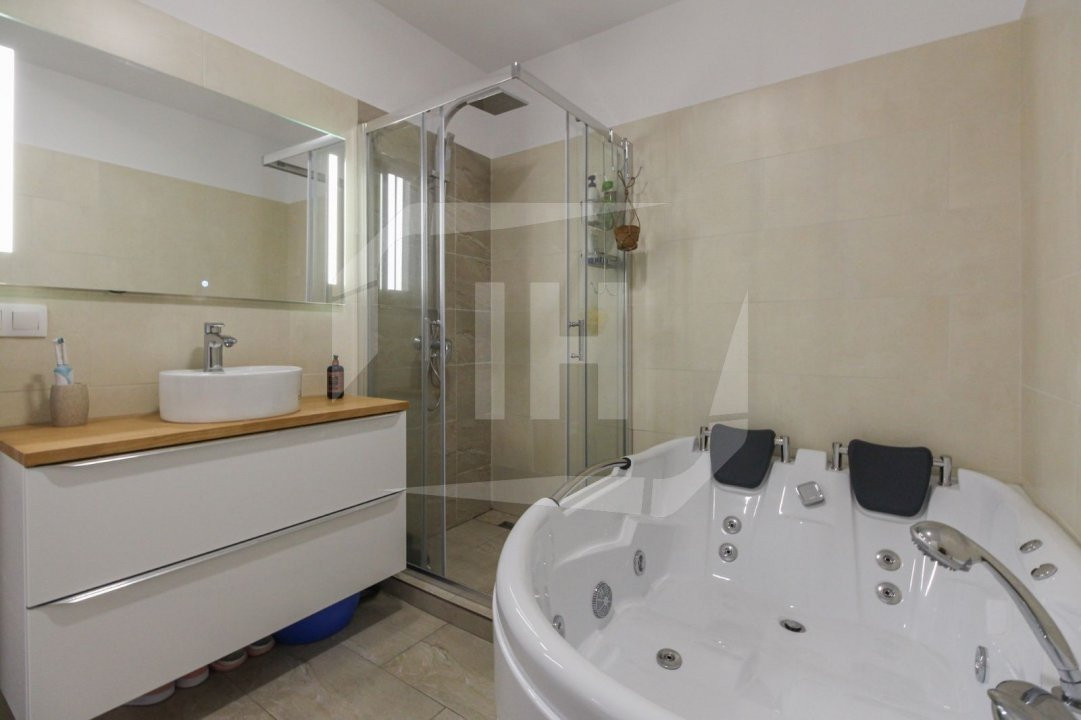 Apartament 3 camere, parcare, zona Vivo