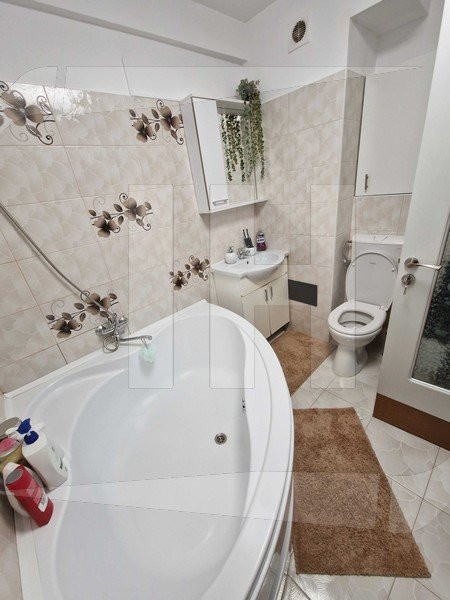 Apartament 3 camere, etaj intermediar, parcare
