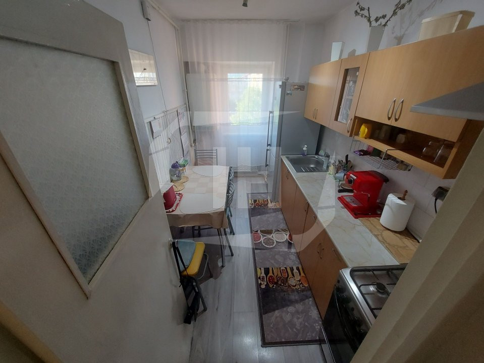 Apartament cu 3 camere, decomandat, etaj intermediar