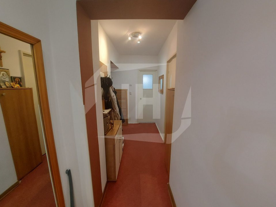 Apartament cu 3 camere, decomandat, etaj intermediar