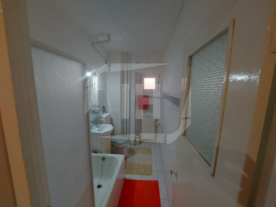 Apartament cu 3 camere, decomandat, etaj intermediar
