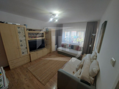 Apartament cu 3 camere, decomandat, etaj intermediar