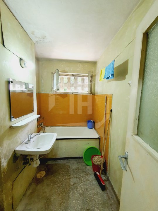 Apartament cu 3 camere, zona Piata Hermes