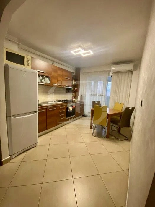 Apartament 2 camere decomandat cu parcare, zona Iulius Mall