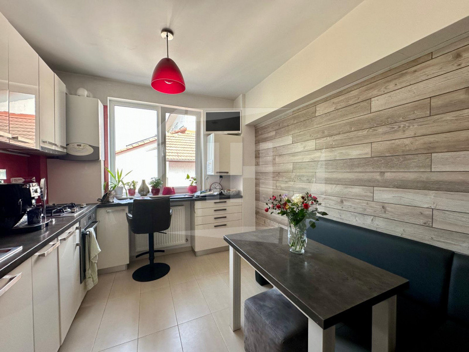 Apartament cu 3 camere, terasa, intermediar, parcare, zona Andrei Muresanu