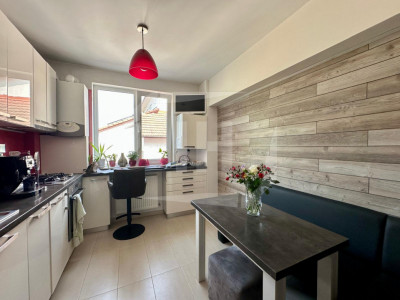 Apartament cu 3 camere, terasa, intermediar, parcare, zona Andrei Muresanu