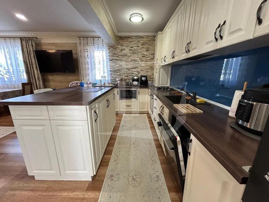 Apartament 4 camere, constructie tip vila, zona Oasului