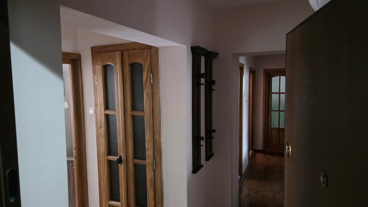 Apartament 3 camere etaj intermediar, zona Bld Primaverii