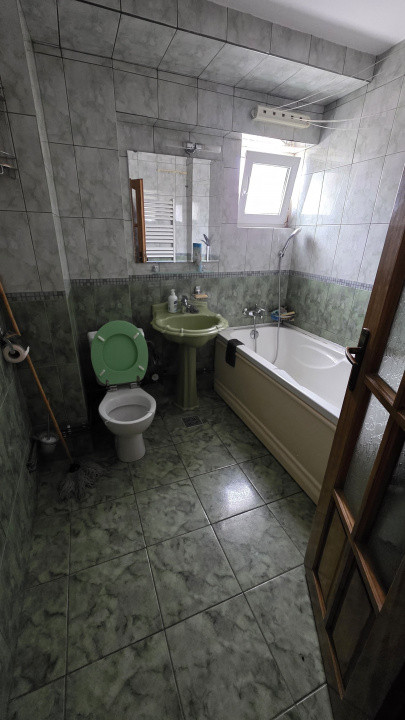 Apartament 3 camere etaj intermediar, zona Bld Primaverii