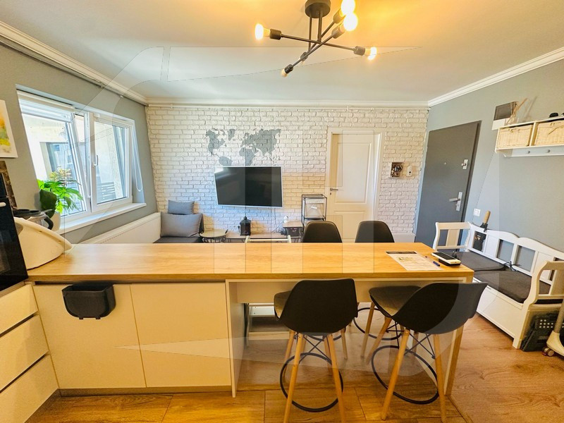 Apartament 3 camere, 2 bai etaj intermediar, Zona Vivo