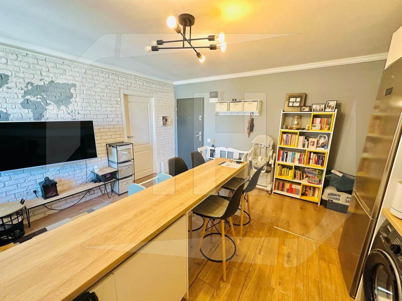 Apartament 3 camere, 2 bai etaj intermediar, Zona Vivo