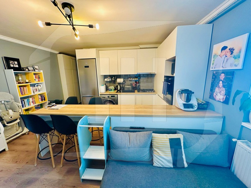 Apartament 3 camere, 2 bai etaj intermediar, Zona Vivo