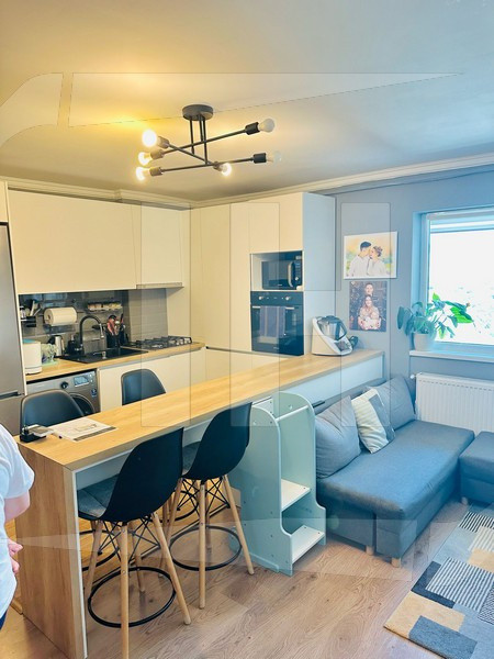 Apartament 3 camere, 2 bai etaj intermediar, Zona Vivo