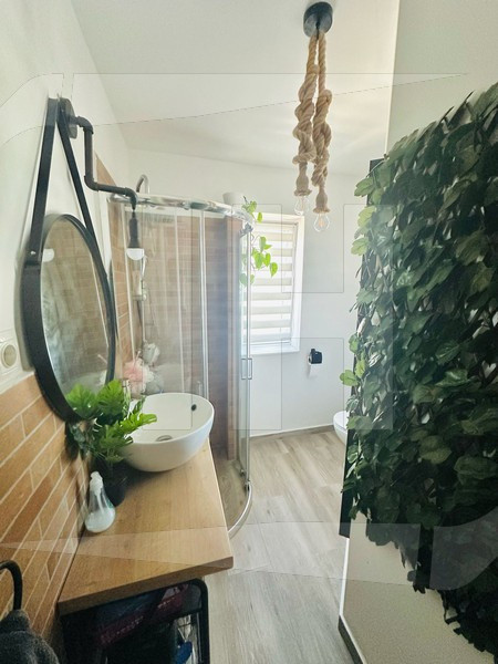 Apartament 3 camere, 2 bai etaj intermediar, Zona Vivo