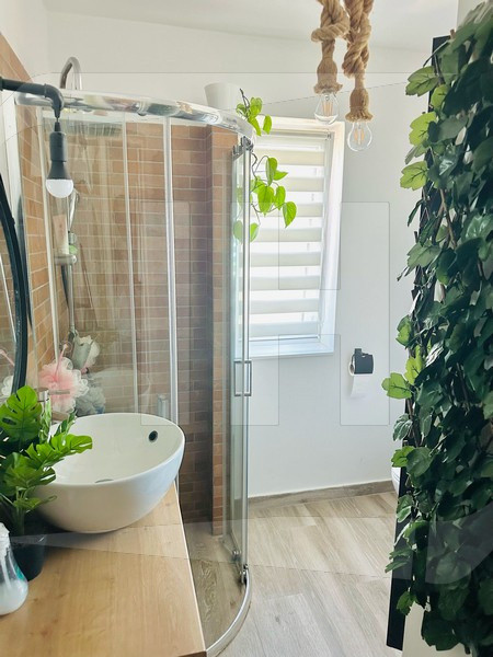 Apartament 3 camere, 2 bai etaj intermediar, Zona Vivo