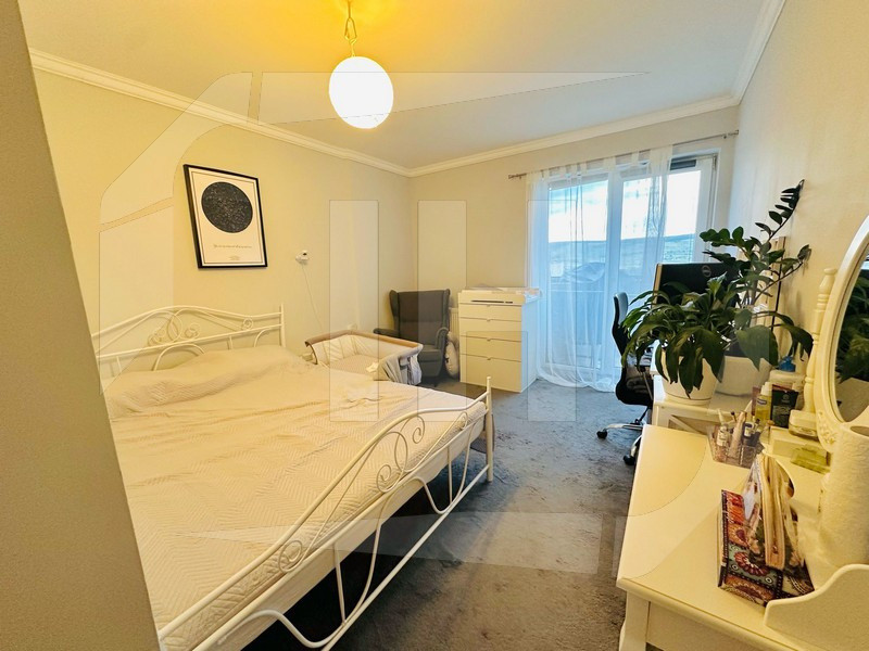 Apartament 3 camere, 2 bai etaj intermediar, Zona Vivo