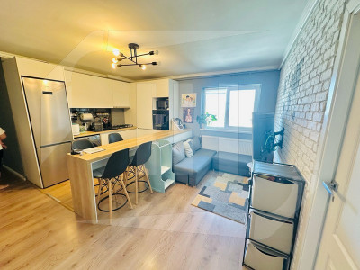 Apartament 3 camere, 2 bai etaj intermediar, Zona Vivo
