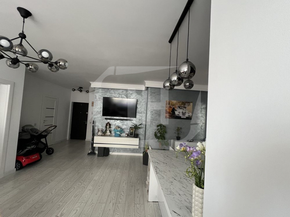 Apartament 3 camere 2 bai, parcare, zona Vivo