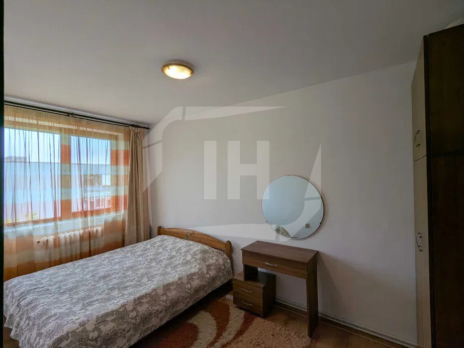 Apartament 3 camere, decomandat, zona Transylvania College