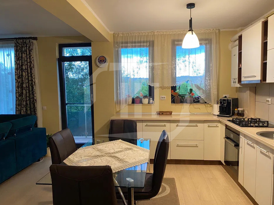 Apartament cu 3 camere, etaj intermediar, parcare, zona Borhanci