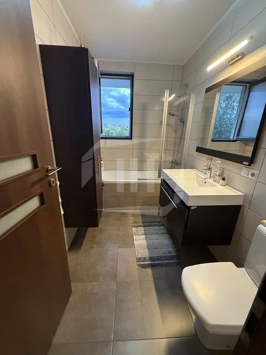 Apartament cu 3 camere, etaj intermediar, parcare, zona Borhanci