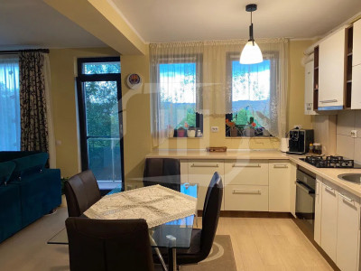 Apartament cu 3 camere, etaj intermediar, parcare, zona Borhanci