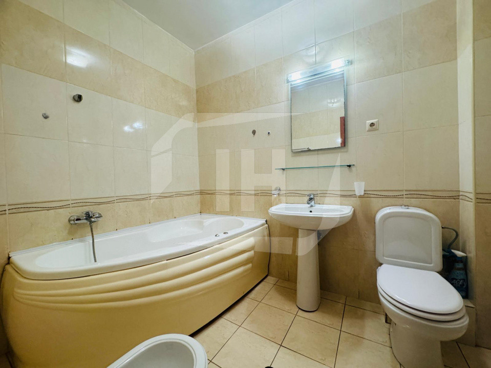 Apartament 3 camere si terasa in zona Grand Hotel Italia
