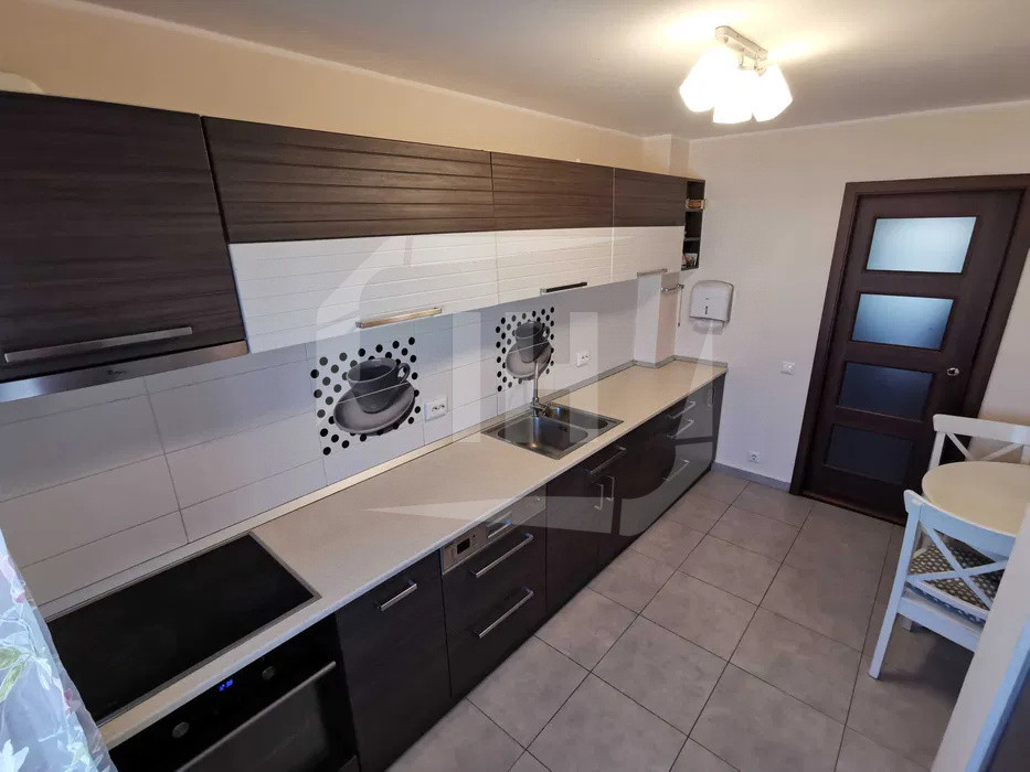 Apartament 4 camere, 2 bai, decomandat, cu parcare, zona Nicolae Titulescu