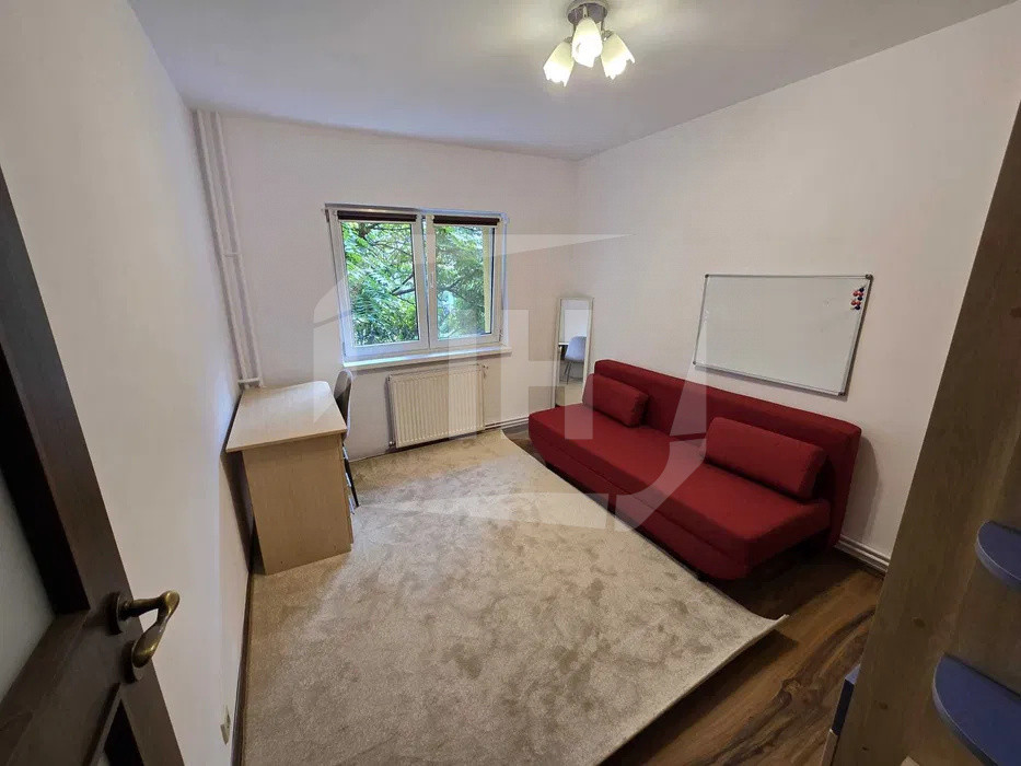 Apartament 4 camere, 2 bai, decomandat, cu parcare, zona Nicolae Titulescu